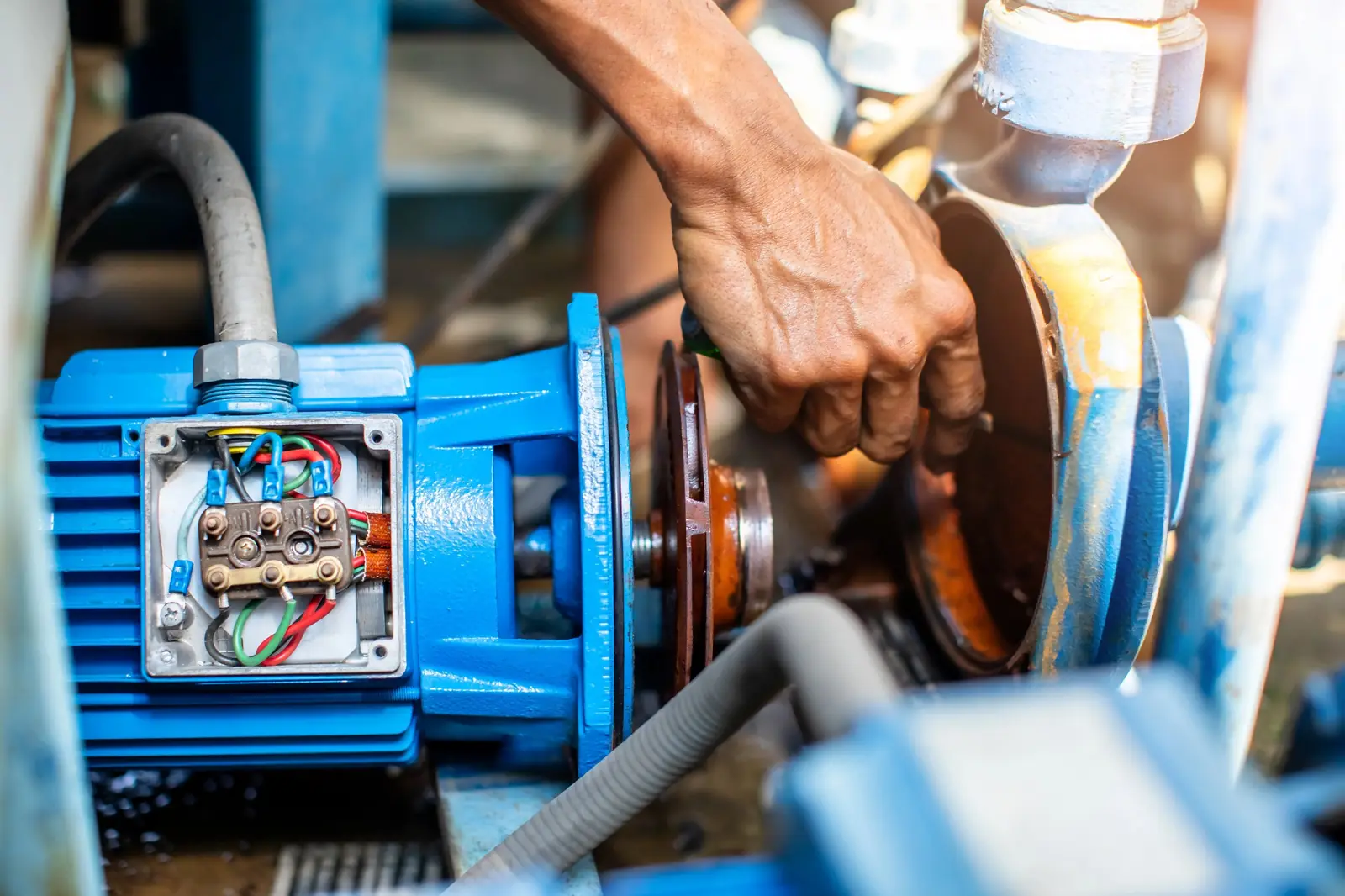 Técnico reparando el impulsor de una bomba